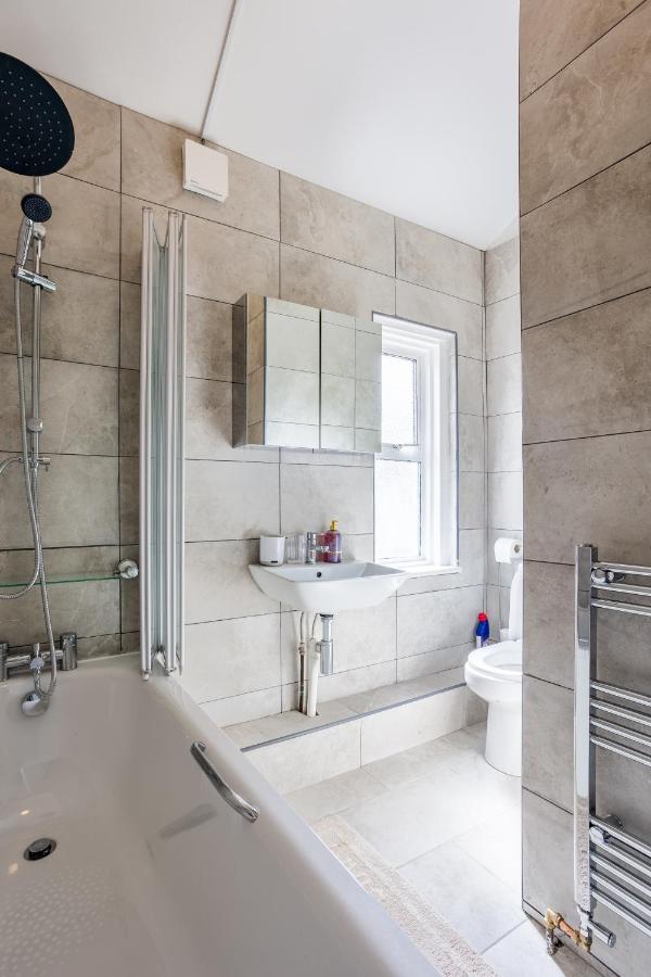 4 Bedroom House With Garden, Parking & 3 Mins Walking Distance From Train Station Londres Exterior foto