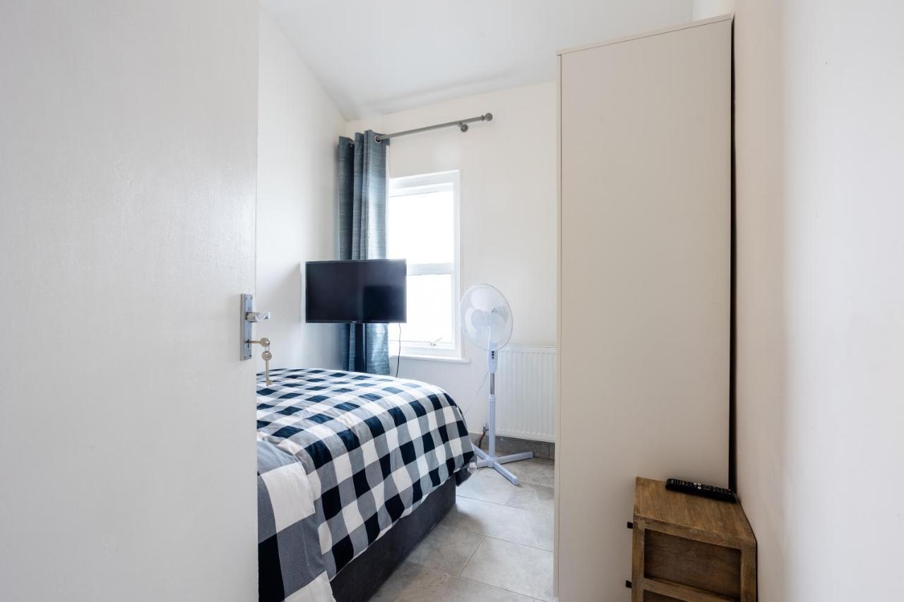 4 Bedroom House With Garden, Parking & 3 Mins Walking Distance From Train Station Londres Exterior foto